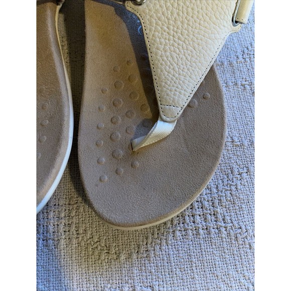 Vionic Thong Sandals Women’s Size 8.5 Medium Beige Leather Side Straps Beach - Picture 9 of 12